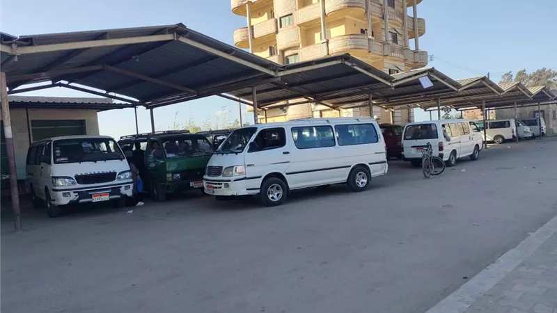 محافظ كفر الشيخ يوجه بإحكام الرقابة على مواقف السيارات ومحطات الوقود