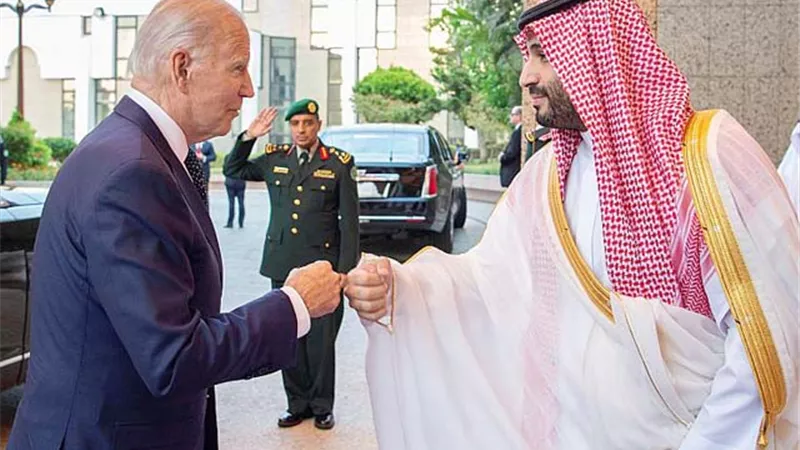 ولي العهد السعودي يستقبل بايدن لدي وصوله قصر السلام.. بجدة