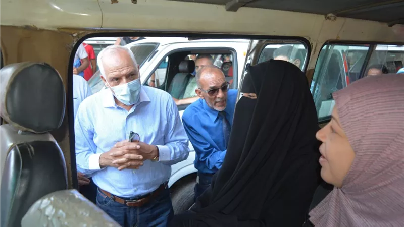 محافظ الجيزة يستوقف سيارات السرفيس والنقل الجماعي بشارع أحمد عرابي للتأكد من المواطنين عن الأجرة المحصلة