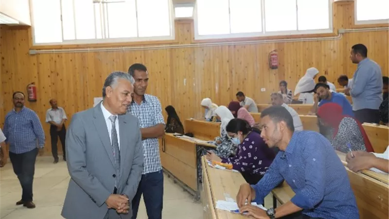 رئيس جامعة جنوب الوادى يتفقد امتحانات الدراسات العليا بكلية التجارة