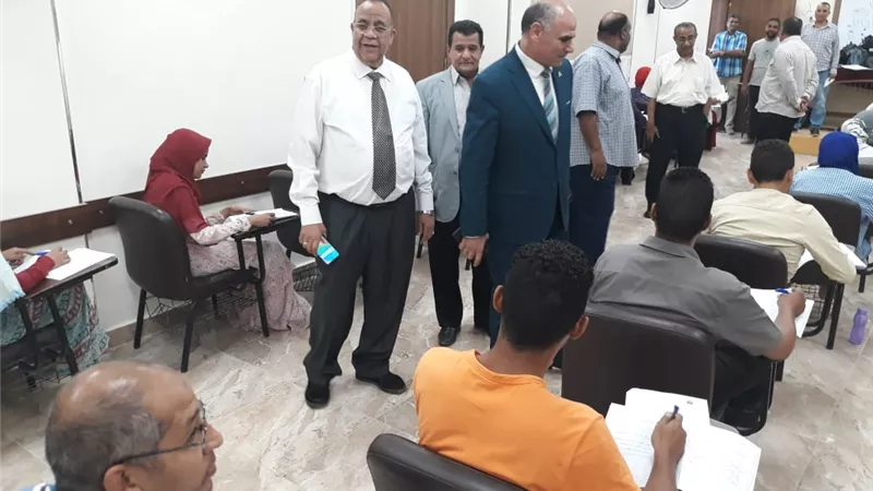 رئيس جامعة الأقصر يتفقد انطلاق امتحانات الدبلومة التربوية بكلية الحاسبات والمعلومات