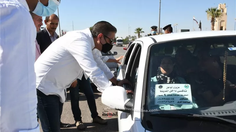 محافظ الفيوم يقوم بجولة ميدانية لمتابعة مدى الإلتزام بتطبيق التعريفة الجديدة للمواصلات