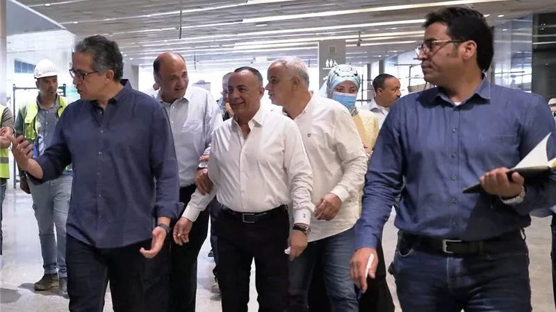 وزير السياحة يتفقد قاعات العرض الرئيسية ومتحف مراكب خوفو بالمتحف المصري الكبير