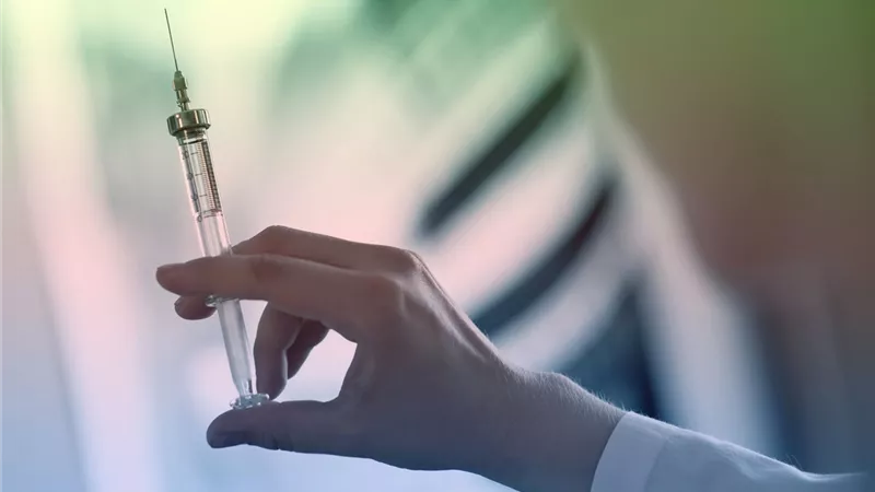 ما هي عواقب ومكونات حقنة هتلر؟.. وكيل الصيادلة يجيب