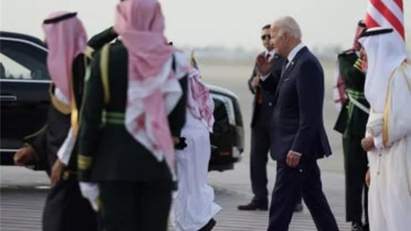 ولي العهد السعودي يستقبل بايدن بقصر السلام في جدة