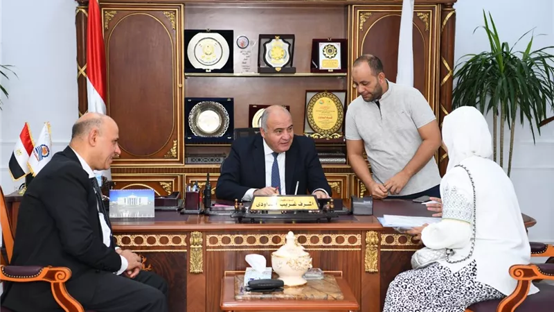 محافظ قنا يستقبل اليوم 30 مواطنا بمكتبه لبحث شكواهم