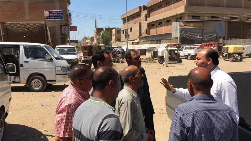 سحب السيارات الأجرة الممتنعة غير الملتزمة بتعريفة الركوب الجديدة لجراج الوحدة المحلية بالفيوم