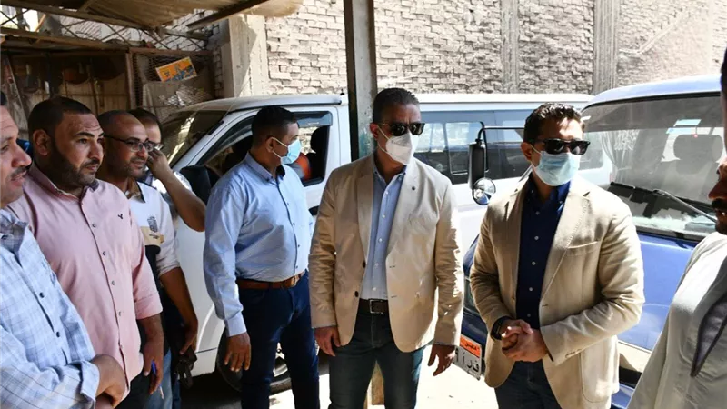محافظ الفيوم يقود حملة مكبرة لمتابعة مدى الالتزام بتطبيق التعريفة الجديدة للمواصلات