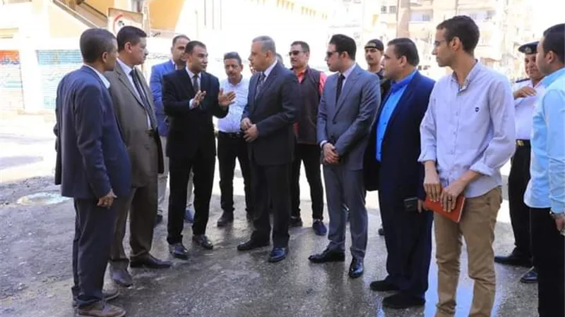 محافظ سوهاج يتفقد أعمال الرصف بشوارع حي شرق