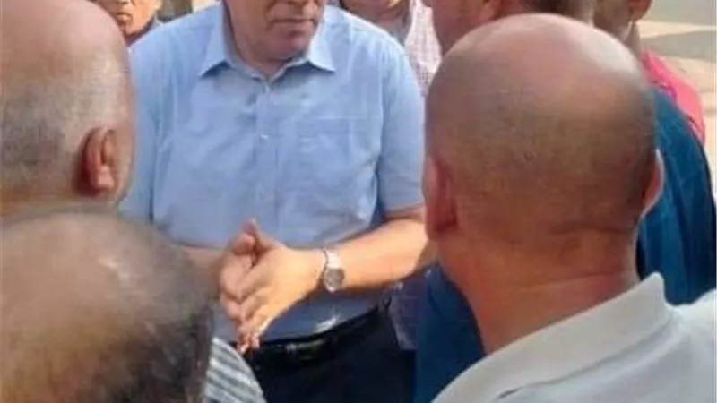 محافظ الشرقية يفاجئ موقف الزقازيق أبوحماد لمتابعة إلتزام السائقين بتعريفة الركوب الجديدة