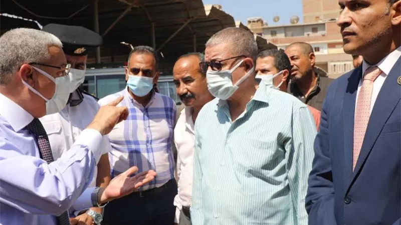 محافظ المنيا يحذر سائقى الاجرة من عدم الالتزام بتعريفة الركوب