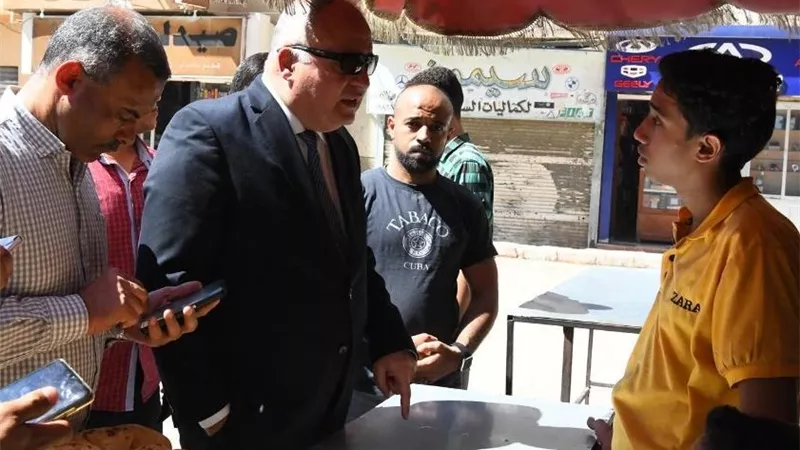 محافظ قنا يقود حمله مكبره علي المخابز السياحية