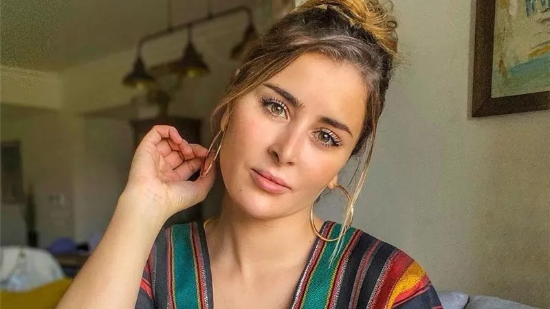 عائشة بن أحمد تخطف الانظار بـ كاش مايوه مرسوم عليه صور فنانين الزمن الجميل .. صور