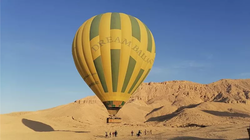 التحقيق فى واقعة تصادم منطادين سياحيين فى سماء غرب الأقصر ونجاة ٢٨ راكب
