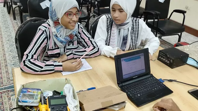 شقيقتان تتألقان في دورة عالم الروبوت بمركز الموهوبين بجنوب سيناء