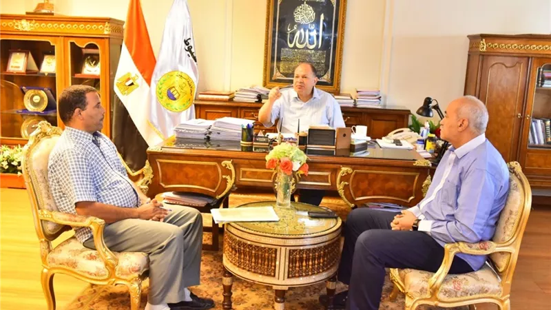 محافظ أسيوط يناقش جهود مديرية الزراعة ويشدد على تكثيف حملات إزالة التعديات على الأراضي الزراعية