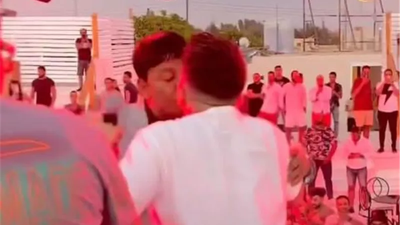 عمر كمال يوضح حقيقة قبلته في فم عبد الباسط حمودة: اتقال علينا كلام يجرح