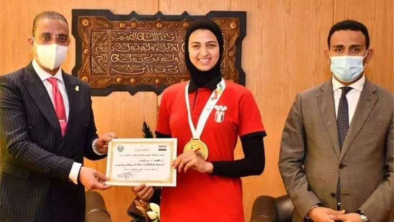 محافظ الفيوم يكرم ميسون إيهاب صاحبة الميدالية الذهبية في بطولة أفريقيا للتايكوندو ..صور