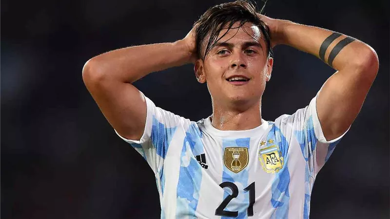 ديبالا يصل معسكر روما بالبرتغال تمهيدا للتوقيع رسميا