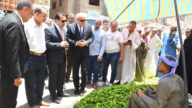 محافظ قنا يتفد سوق الوقف للإطمئنان علي أسعار السلع الخضروات والفاكهة