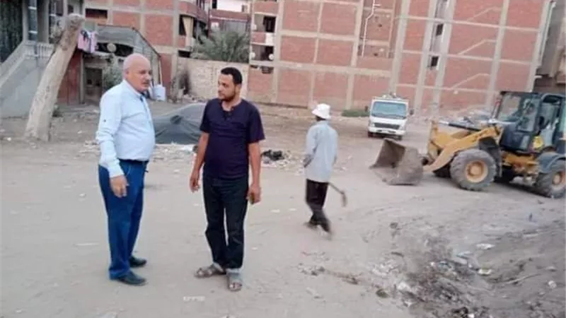 استجابة للأهالي ..حملة مكبرة لرفع القمامة وتمهيد شوارع الحسينية..صور