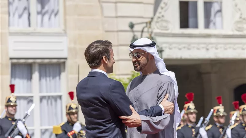 محمد بن زايد بعد وصوله إلى باريس: فرنسا صديق وحليف استراتيجي للإمارات