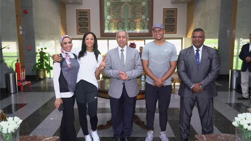 رئيس الأكاديمية العربية للعلوم والتكنولوجيا والنقل البحري يكرم العداءة المصرية بسنت حميدة