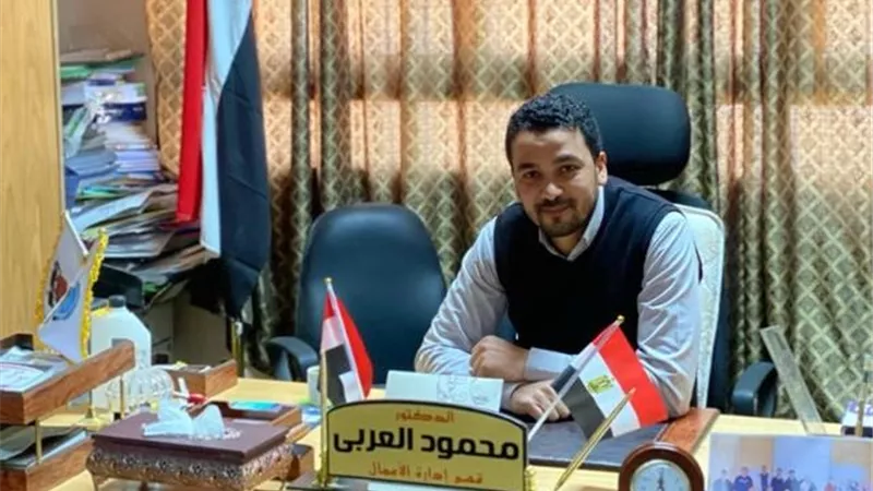 عرفاناً بالجميل .. طلاب تجارة جنوب الوادي يقدمون باقات ورود لاستاذ جامعي