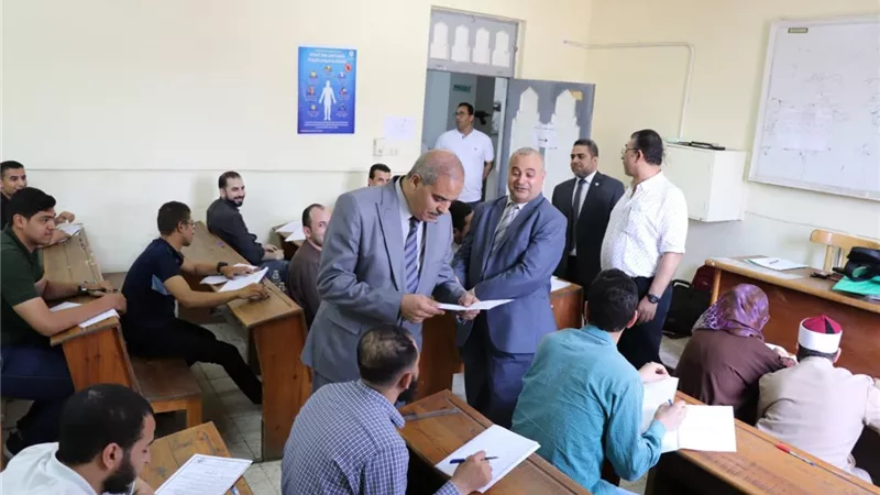 رئيس جامعة الأزهر يتفقد لجان امتحانات الدراسات العليا بقطاع الشريعة والقانون