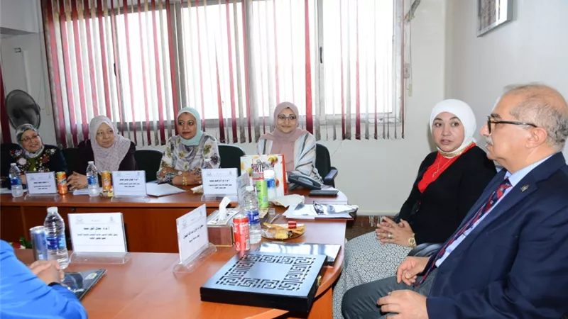 مجلس كلية التربية للطفولة المبكرة بجامعة أسيوط يكرم رئيس الجامعة