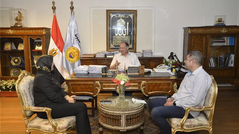 محافظ أسيوط يلتقى مديرة المدرسة المصرية اليابانية