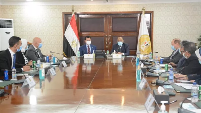 وزير التنمية المحلية يؤكد استعداد الوزارة لتوفير التمويل للشباب من خلال البنوك الوطنية