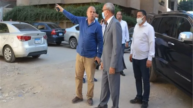 محافظ القليوبية يشرف على ازالة طابقين مخالفين بعقار بمدينة بنها