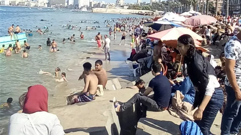 محافظ الإسكندرية يرفع درجة الاستعداد القصوى بالشواطئ