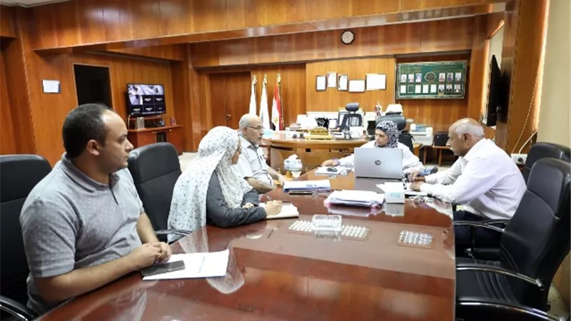 نائب رئيس القابضة للمياه يتابع الاستعدادت للعام الدراسى بمدرسة بنى سويف