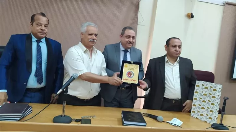 تكريم وكيل كلية الطب البيطرى بجامعة الزقازيق