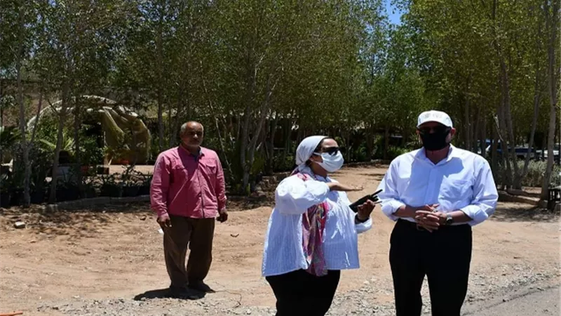فودة يواصل جولاته الميدانية لمتابعة أعمال الرصف والتوسعة والانترلوك بطريق السلام