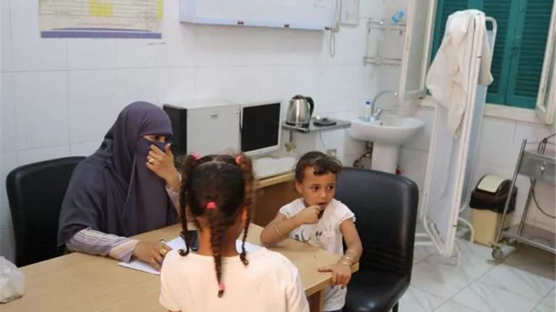 الكشف وعلاج ٣٠٠ مواطن بقافلة الجامعة المجانية فى نجع حمادى