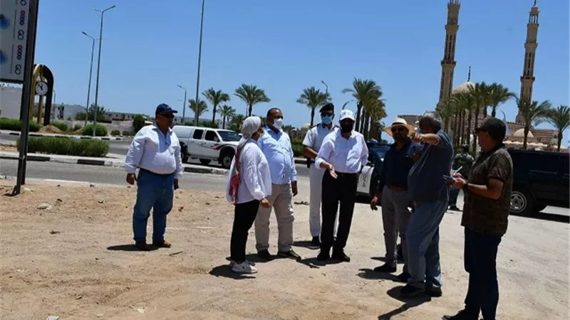 فودة يتابع إنشاء المول التجارى ومجمع البنوك بالحديقة المركزية فى شرم الشيخ