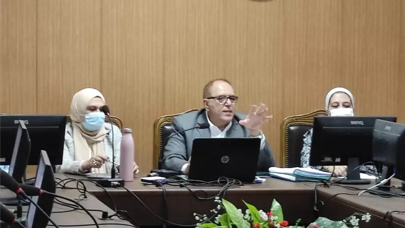عميد طب بنى سويف يستعرض سجل إنجازات الكليه والمستشفيات الجامعيه