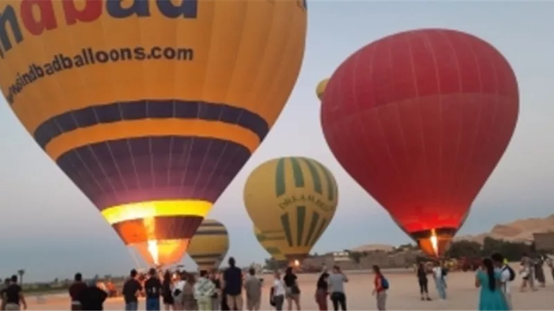 ٢٦٠ سائحا فى مغامرة جوية على متن 10 بالونات فى سماء الأقصر
