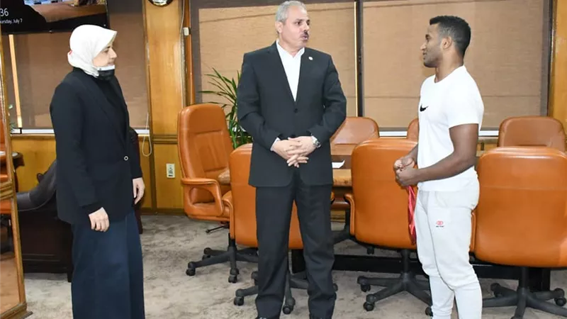 رئيس جامعة القناة يكرم طالب كلية العلوم بطل أفريقيا فى المصارعة ..صور