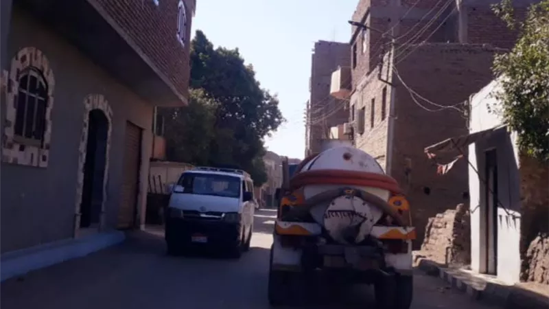 ضبط سيارة تلقى بمخلفات الصرف الصحى بالاراضى الزراعية بالزينية شمال الأقصر