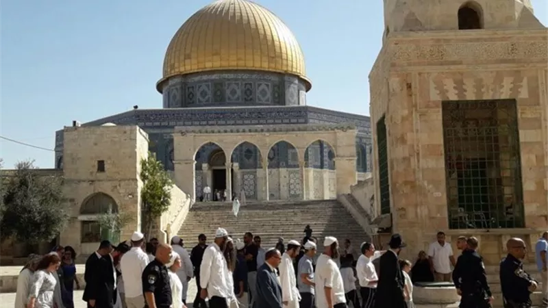 مستوطن يقتحم مسجدًا بالقدس ويؤدي طقوسًا تلمودية