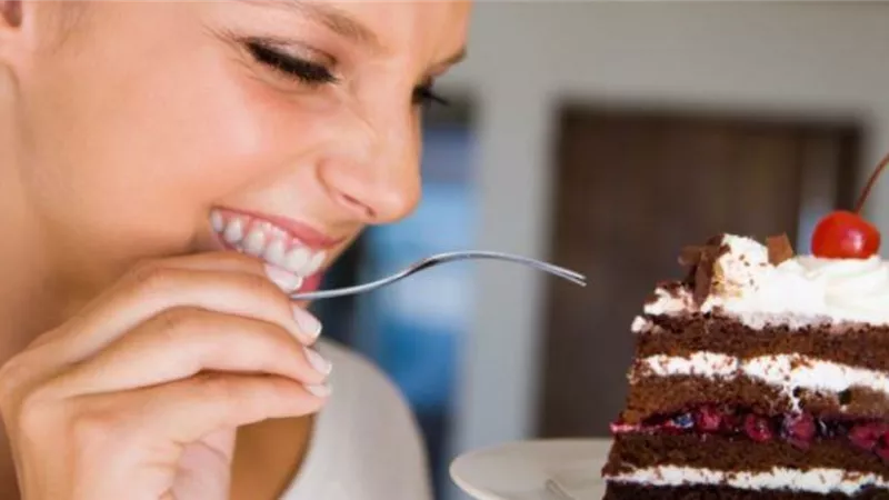 منها عدم الإسراف في تناول الخضروات النيئة ..7 طرق لمواجهة إغراءات الطعام