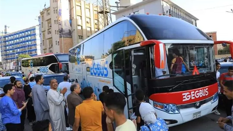 وصول 92 حاج وحاجة بسلامة الله إلى أرض محافظة سوهاج بعد أداء مناسك الحج..صور