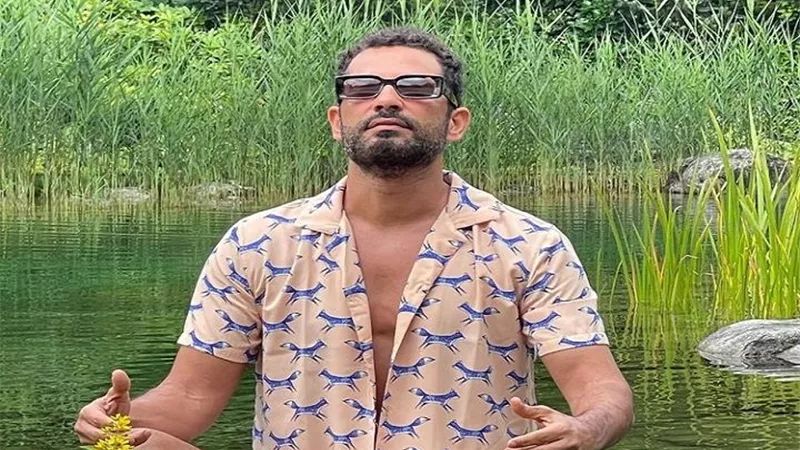 عمرو سعد يلفت الأنظار بإطلالة مبهجة عبر إنستجرام