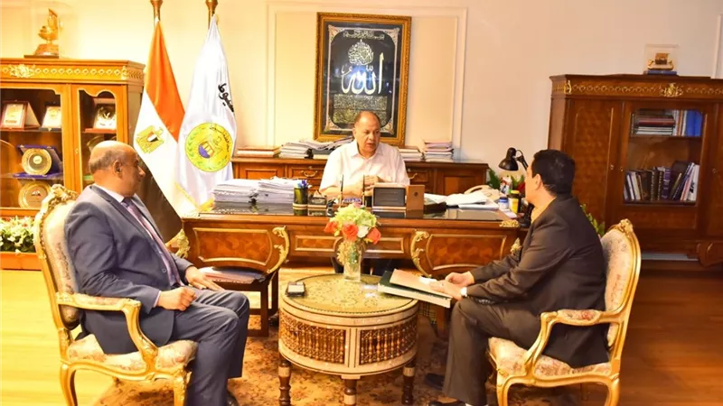 محافظ أسيوط يعتمد محاضر موارد بشرية ومنح علاوات تشجيعية وحافز علمي لمديرية القوى العاملة