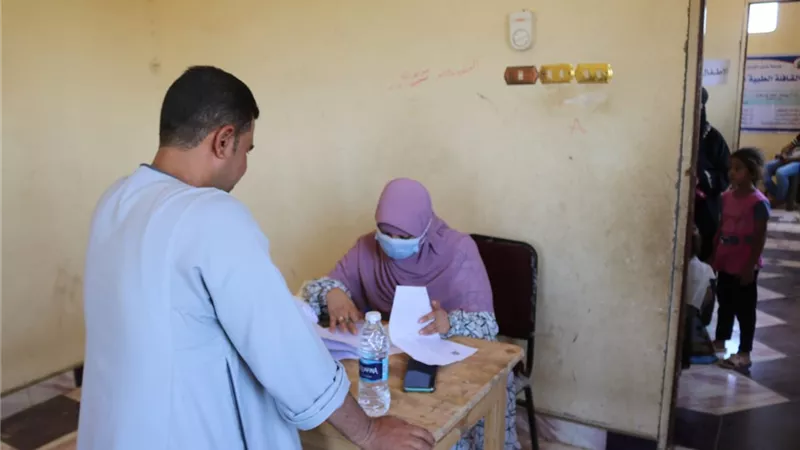 الكشف وعلاج ٧٦٢ مواطن بقافلة الجامعة بقرية الرواتب بمركز ابوتشت