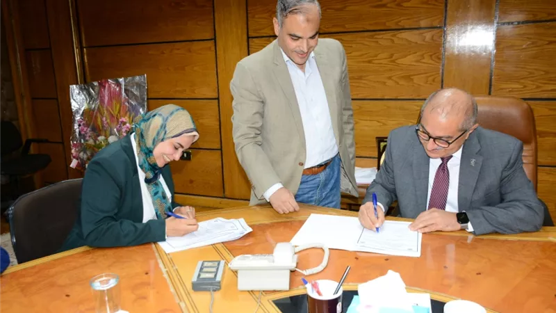 رئيس جامعة أسيوط يوقع بروتوكول تعاون مع الشركة المنظمة للمنتدى الأفريقى للابتكار والتكنولوجيا 